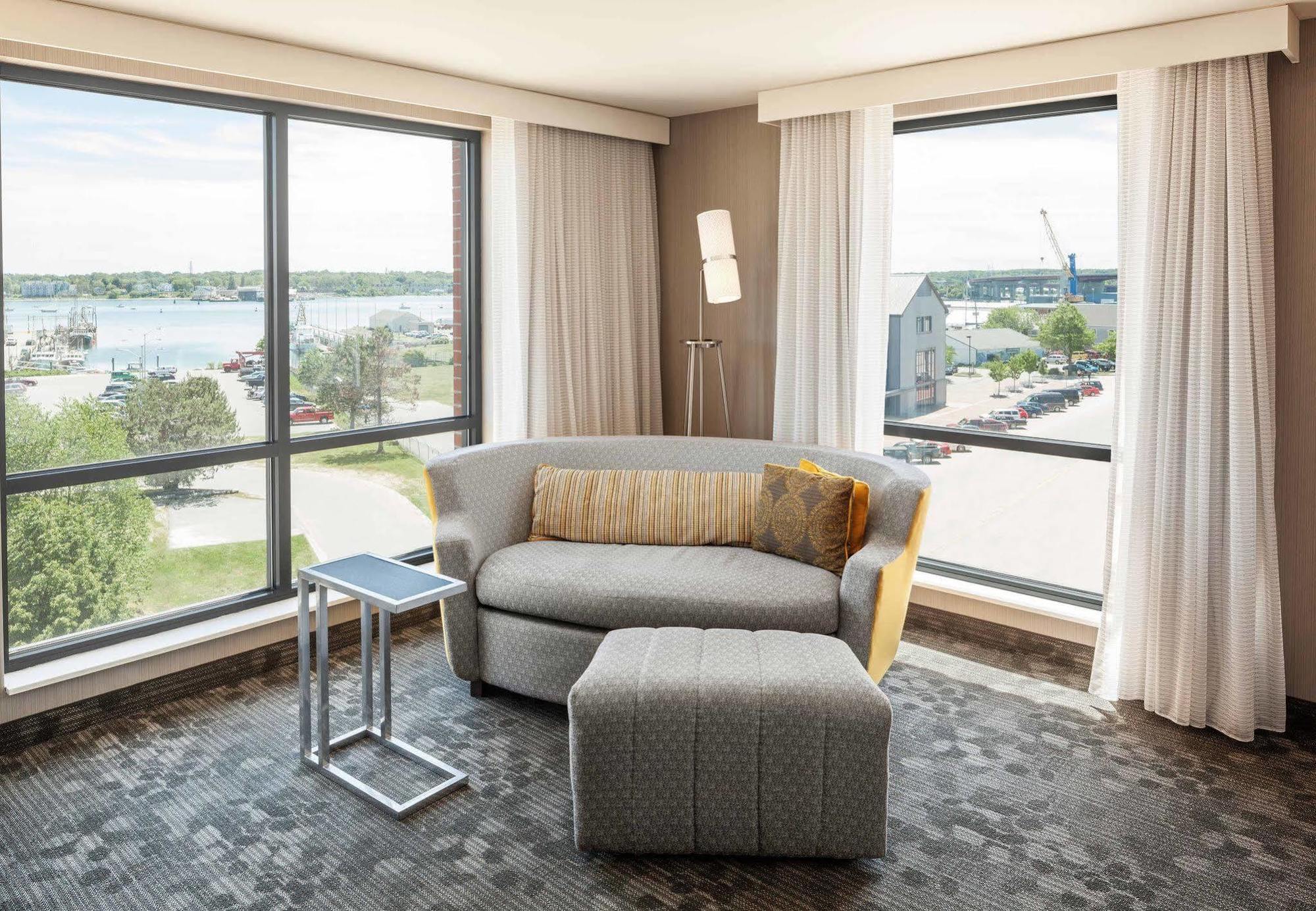 Courtyard By Marriott Portland Downtown/Waterfront Hotel Екстериор снимка